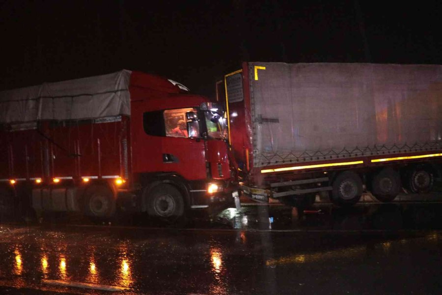 Makas Atarak Refüje Çıkan Tıra Arkadan Gelen Kamyon Çarptı