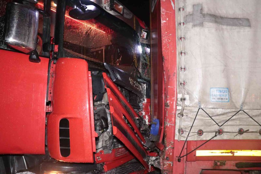 Makas Atarak Refüje Çıkan Tıra Arkadan Gelen Kamyon Çarptı