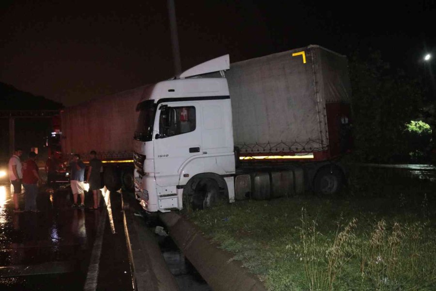 Makas Atarak Refüje Çıkan Tıra Arkadan Gelen Kamyon Çarptı