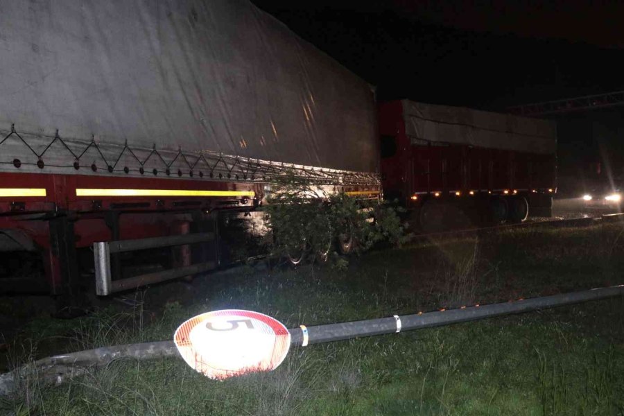 Makas Atarak Refüje Çıkan Tıra Arkadan Gelen Kamyon Çarptı