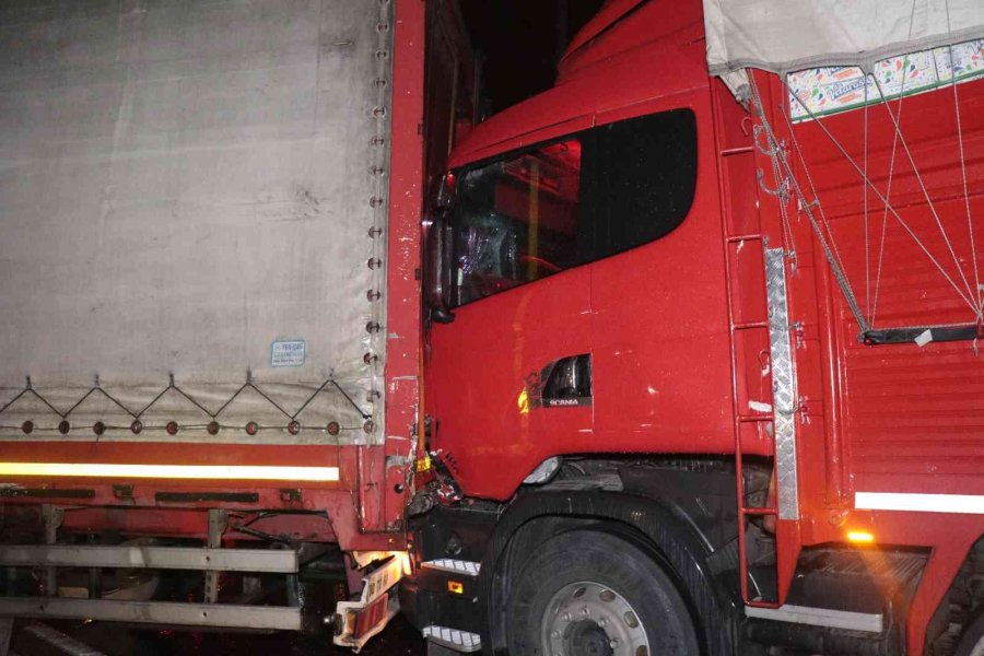 Makas Atarak Refüje Çıkan Tıra Arkadan Gelen Kamyon Çarptı