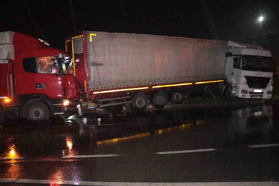 Makas Atarak Refüje Çıkan Tıra Arkadan Gelen Kamyon Çarptı