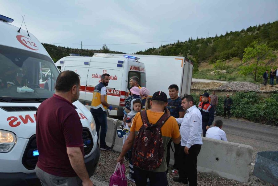 Yan Yatan Tur Midibüsünde Can Pazarı Yaşandı