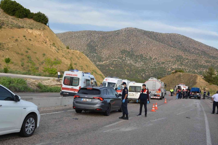 Yan Yatan Tur Midibüsünde Can Pazarı Yaşandı