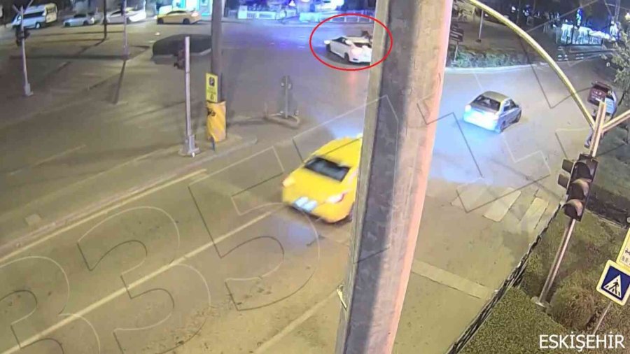 Eskişehir’deki Trafik Kazası Mobese Kamerasına Yansıdı