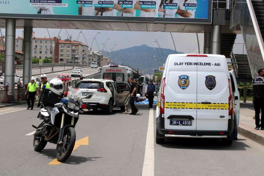 Üst Geçitten Düşen Kadın Hayatını Kaybetti