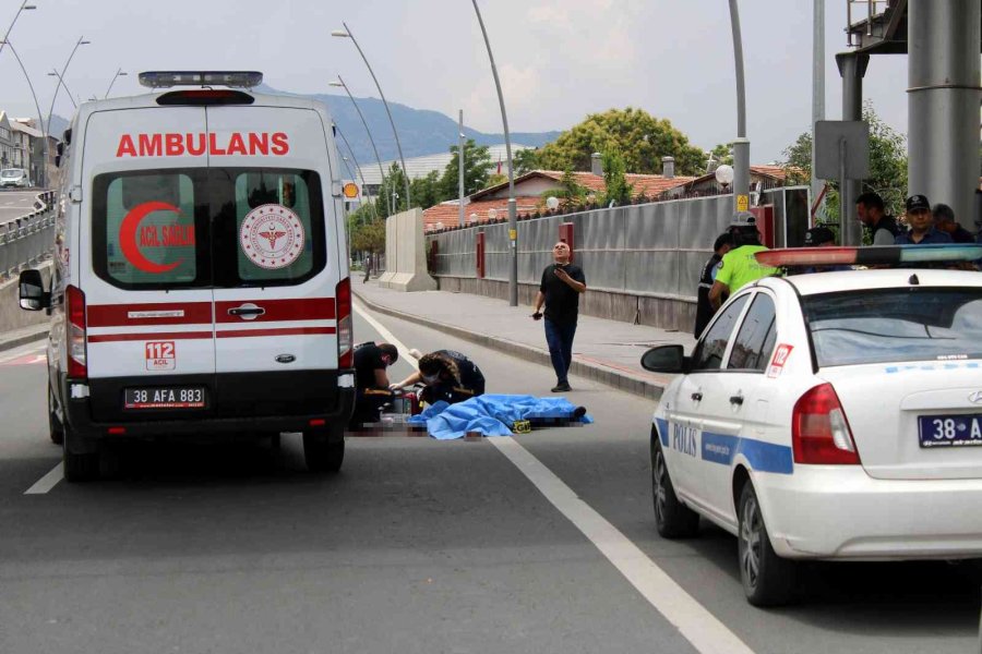 Üst Geçitten Düşen Kadın Hayatını Kaybetti