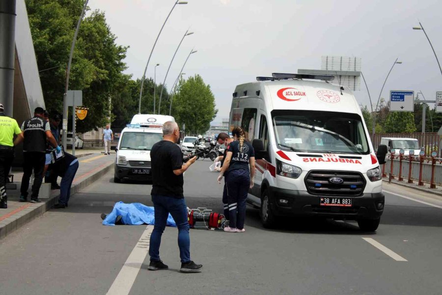 Üst Geçitten Düşen Kadın Hayatını Kaybetti