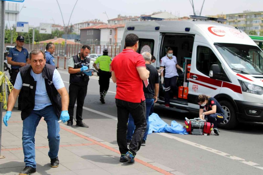 Üst Geçitten Düşen Kadın Hayatını Kaybetti