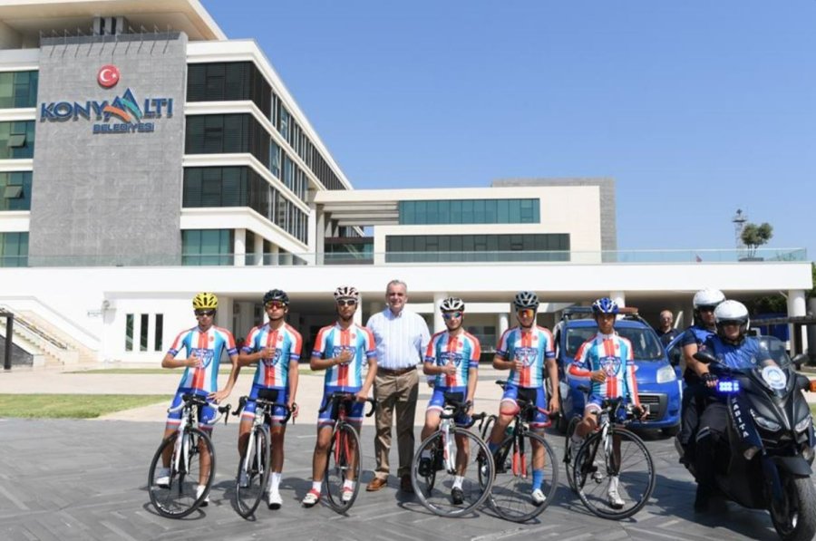 Konyaaltı Bisiklet Takımı Kupayla Döndü