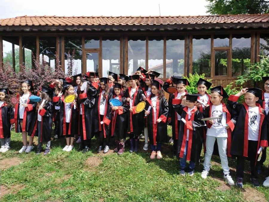 Mezuniyet Sevincini Piknik Alanında Kutlayıp Kep Fırlattılar