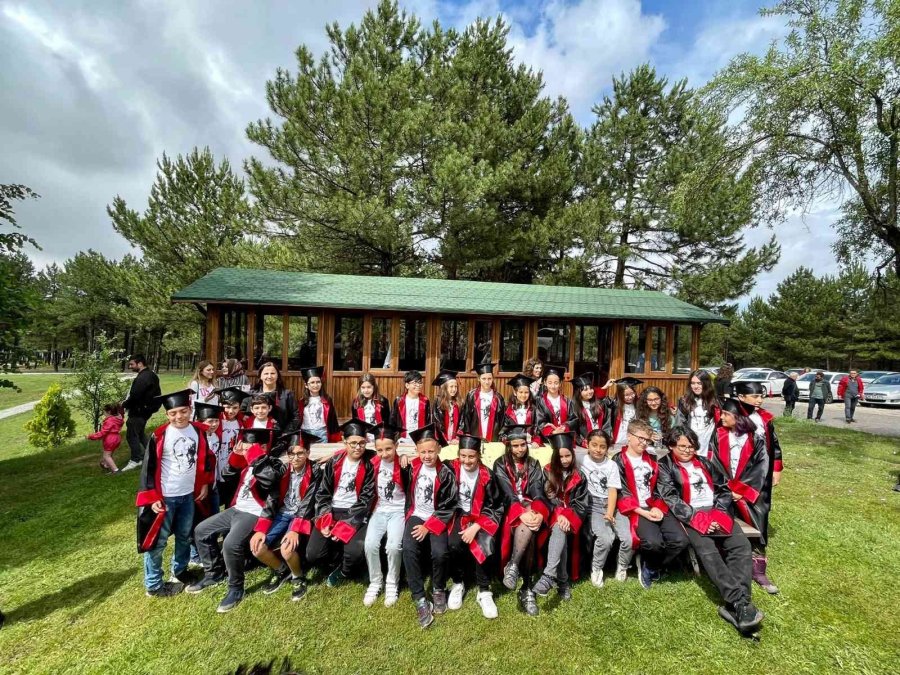 Mezuniyet Sevincini Piknik Alanında Kutlayıp Kep Fırlattılar