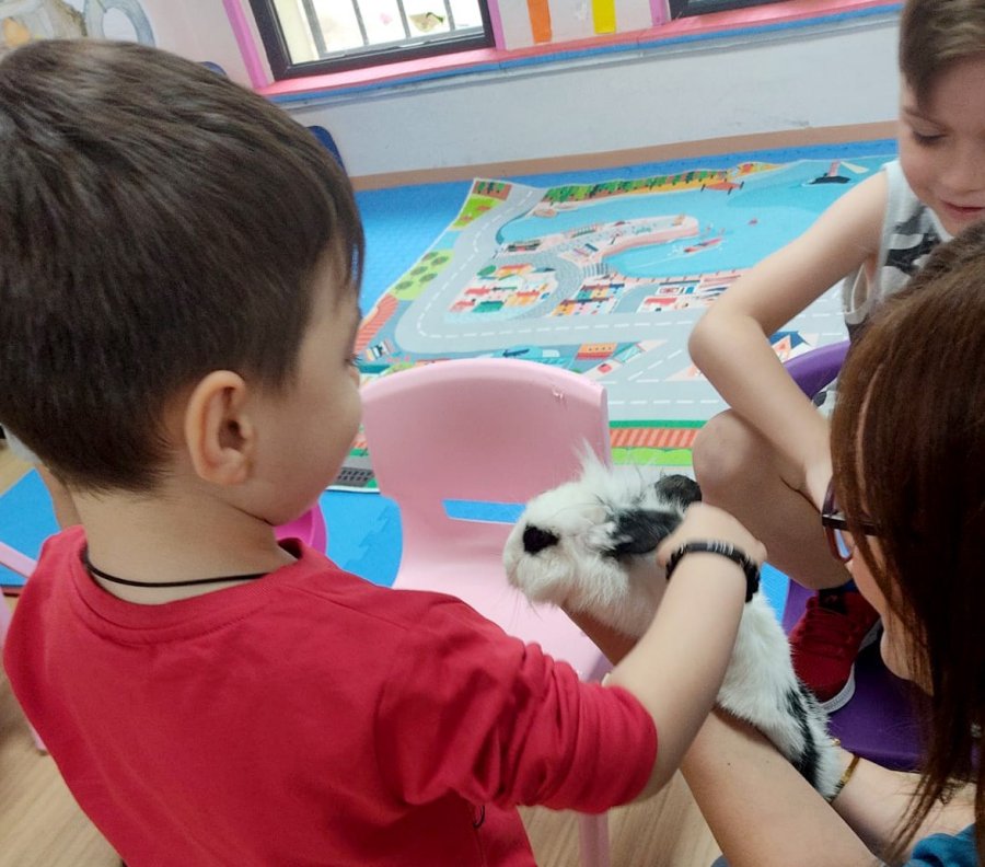 Hayvan Sevgisi İle Büyüyorlar