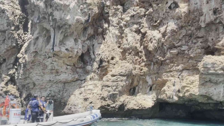 Antalya’da Falezlerde Nefes Kesen Kedi Kurtarma Operasyonu