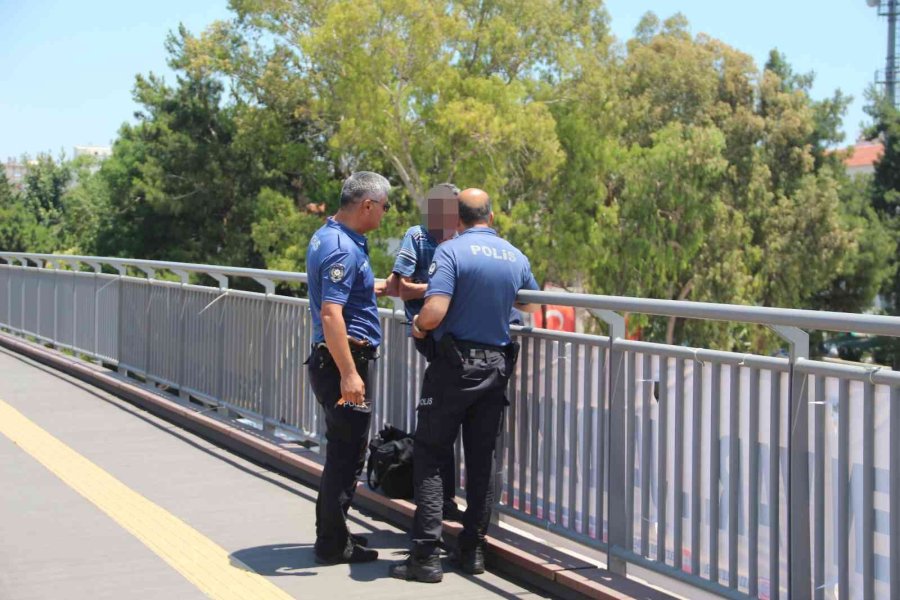 Polis Üst Geçitteki İntihara Teşebbüsü Önledi