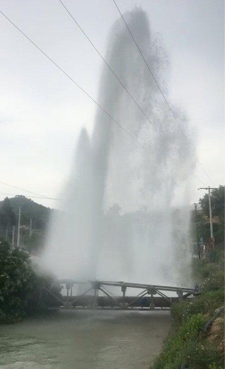 Antalya’da İçme Suyu Ana Borusu Patladı, Ortaya Şelaleyi Andıran Görüntüler Çıktı