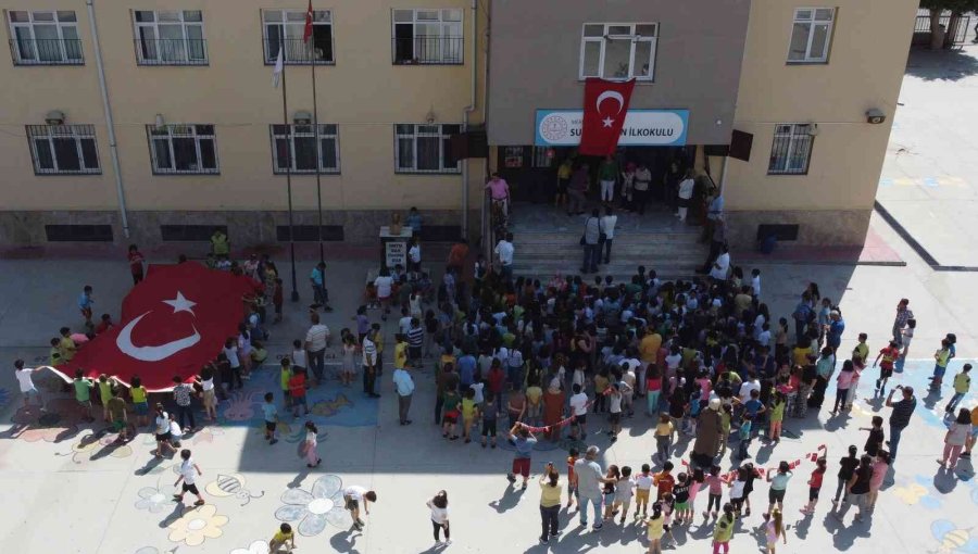 Polis Eskortuyla Evden Alındı, Okulunda Şampiyon Gibi Karşılandı