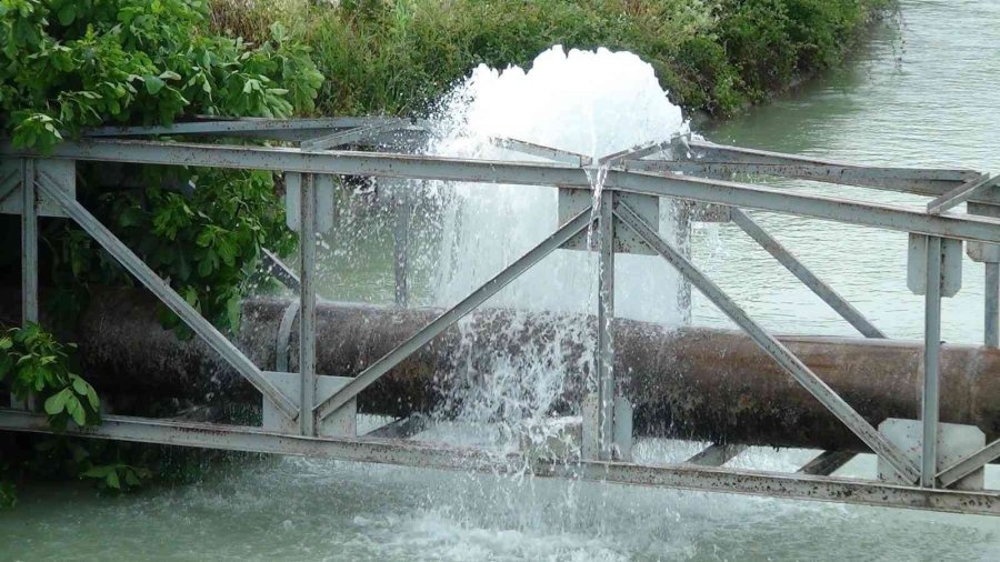 Antalya’da İçme Suyu Ana Borusu Patladı, Ortaya Şelaleyi Andıran Görüntüler Çıktı