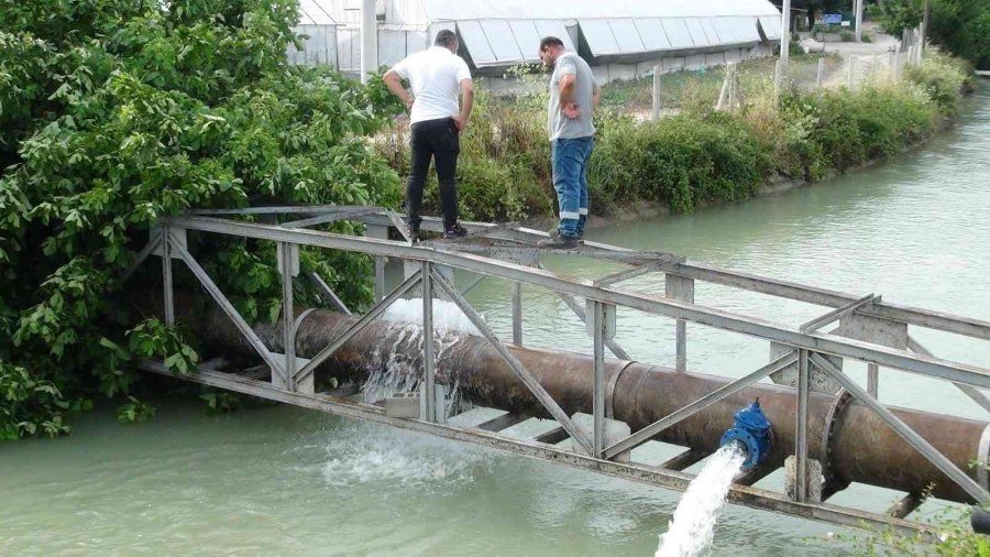 Antalya’da İçme Suyu Ana Borusu Patladı, Ortaya Şelaleyi Andıran Görüntüler Çıktı