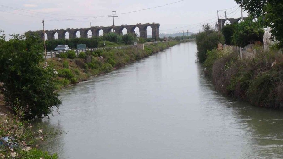 Antalya’da İçme Suyu Ana Borusu Patladı, Ortaya Şelaleyi Andıran Görüntüler Çıktı