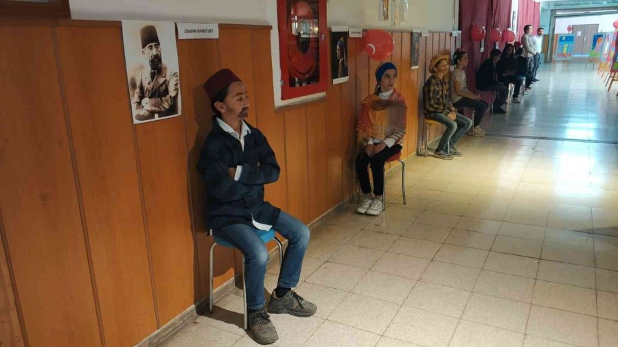 Ermenek Fikret Ünlü Yatılı Bölge Ortaokulunda Yılsonu Resim Sergisi