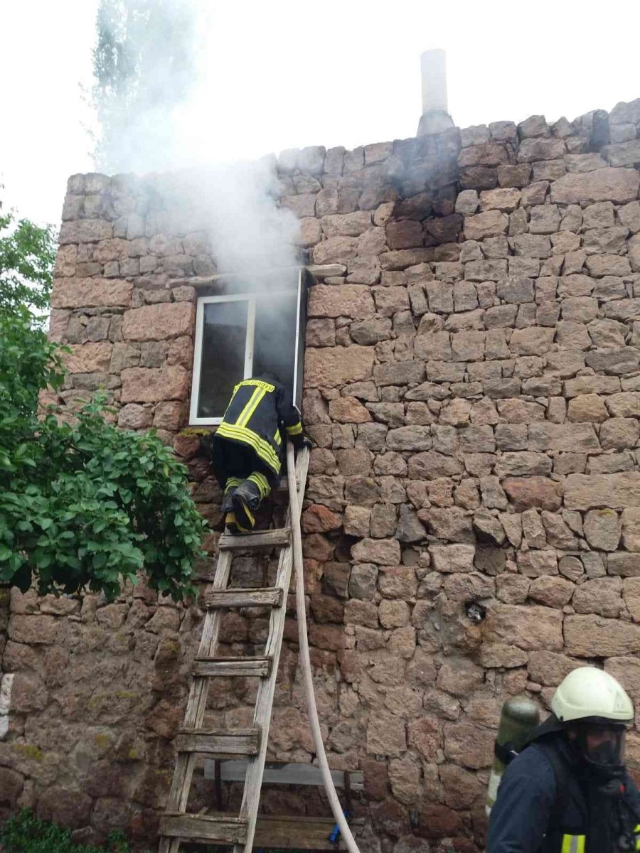 Müstakil Evde Çıkan Yangın İtfaiye Tarafından Söndürüldü