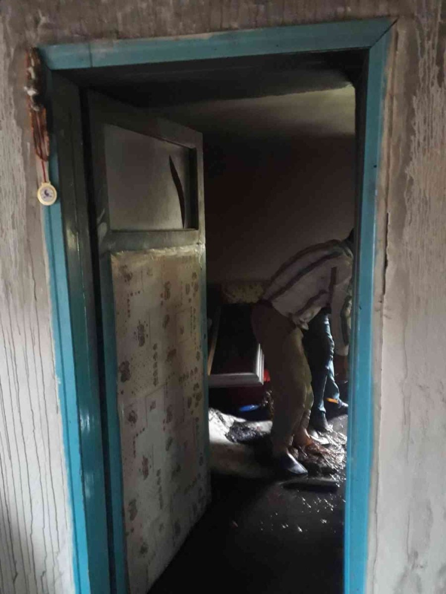 Müstakil Evde Çıkan Yangın İtfaiye Tarafından Söndürüldü