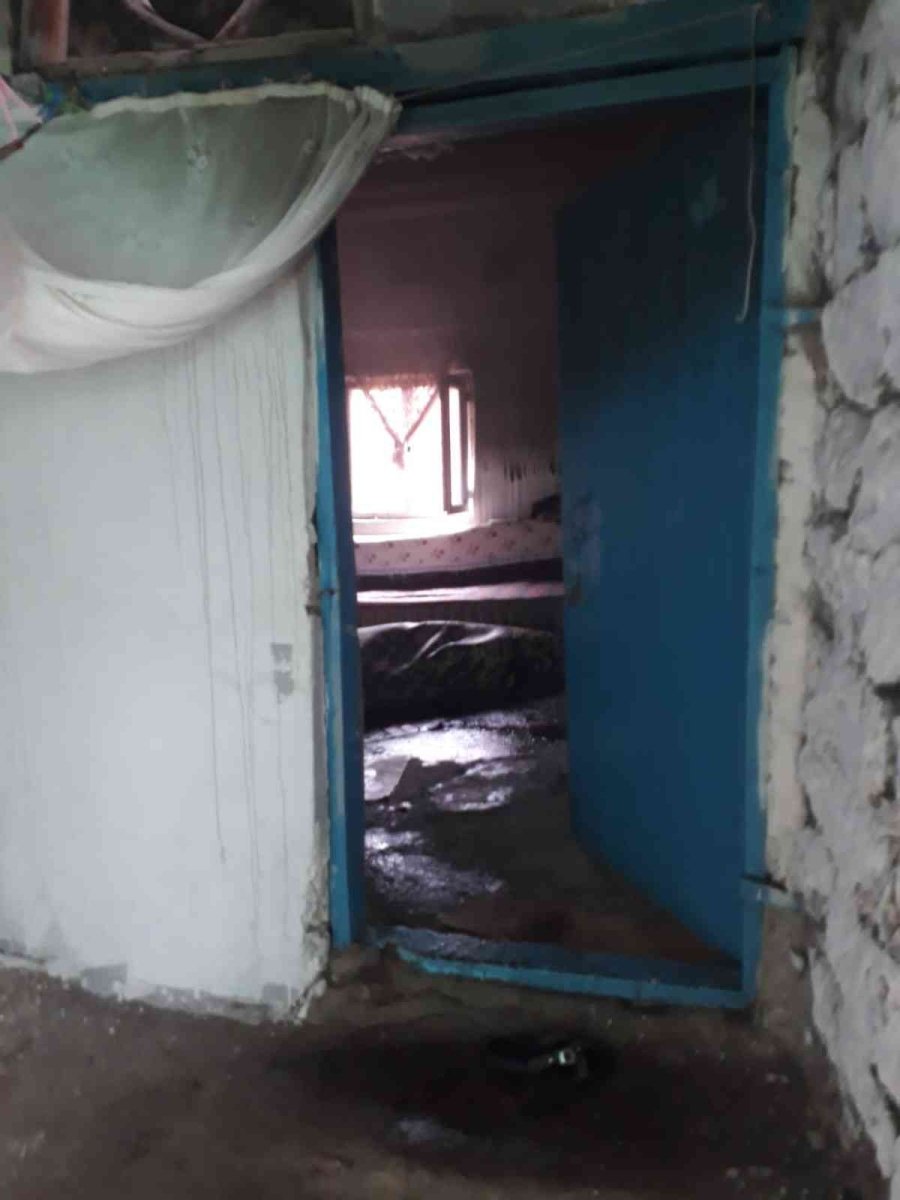 Müstakil Evde Çıkan Yangın İtfaiye Tarafından Söndürüldü