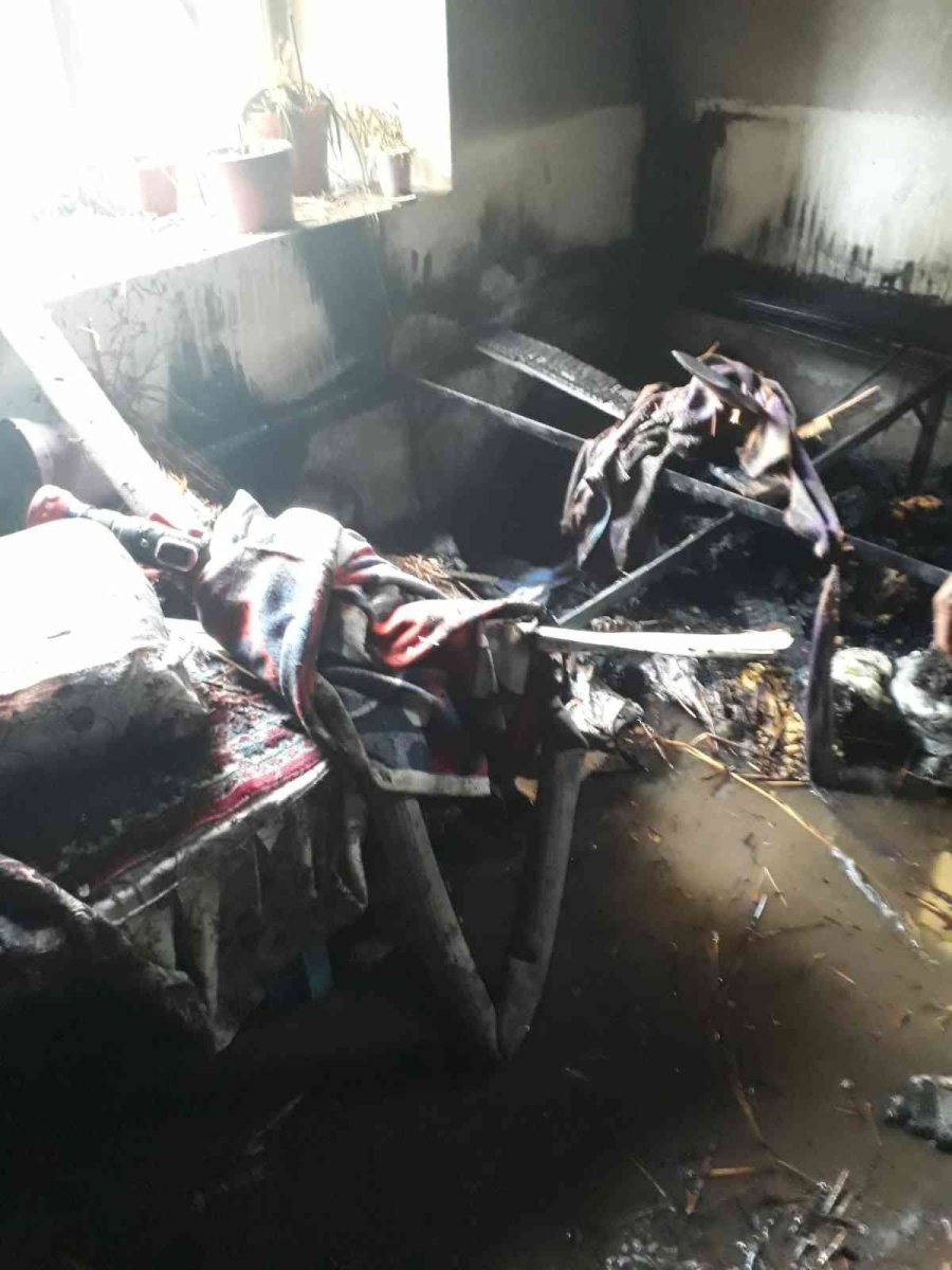 Müstakil Evde Çıkan Yangın İtfaiye Tarafından Söndürüldü