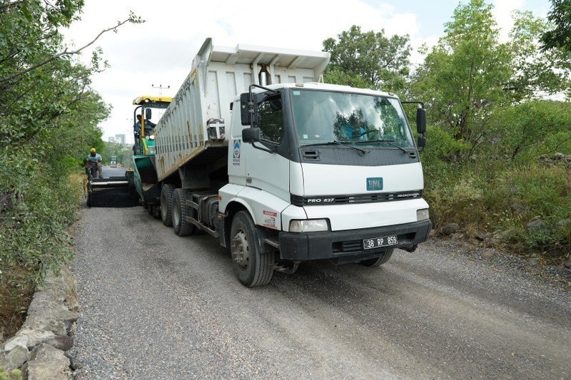 Melikgazi’de Asfalt Atağı Sürüyor