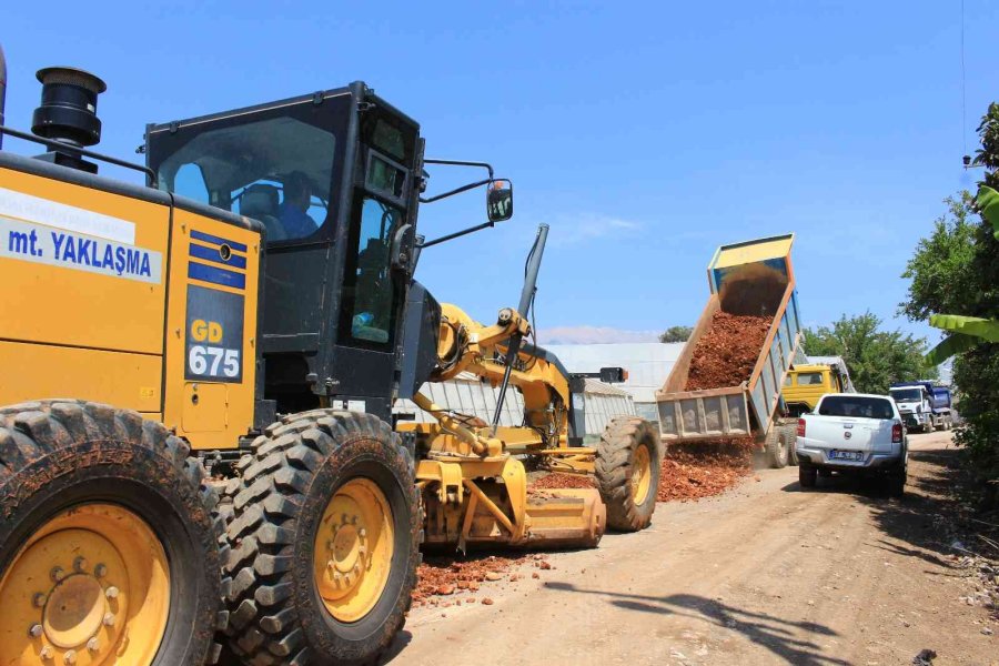 Kumluca’da Bozulan Yollarda Asfalt Hazırlığı