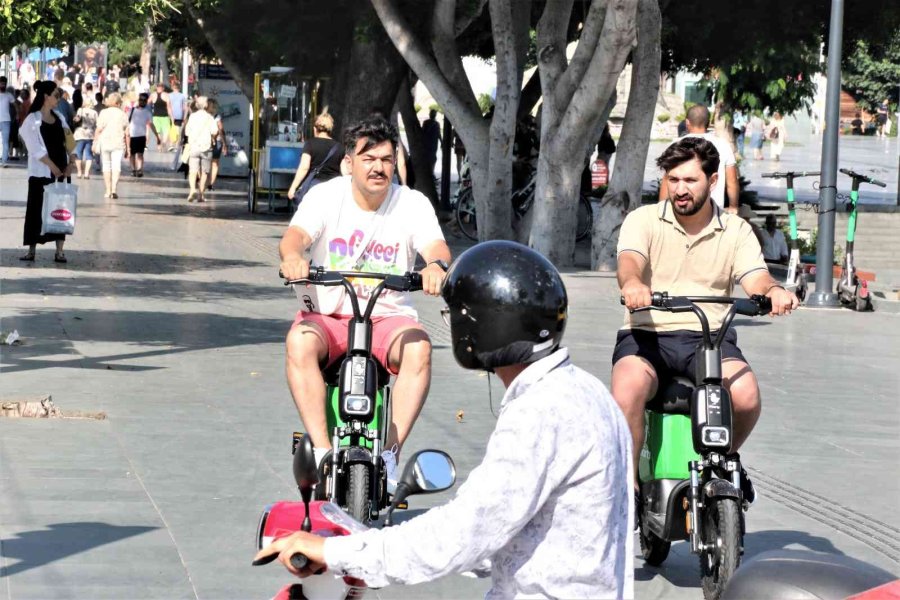 Antalya’da Tramvay Yolunu Ve Kaldırımı Kullanan Scooter Kullanıcılarına Şok Denetim