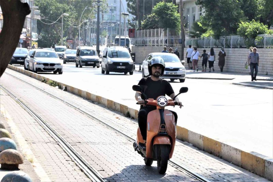 Antalya’da Tramvay Yolunu Ve Kaldırımı Kullanan Scooter Kullanıcılarına Şok Denetim