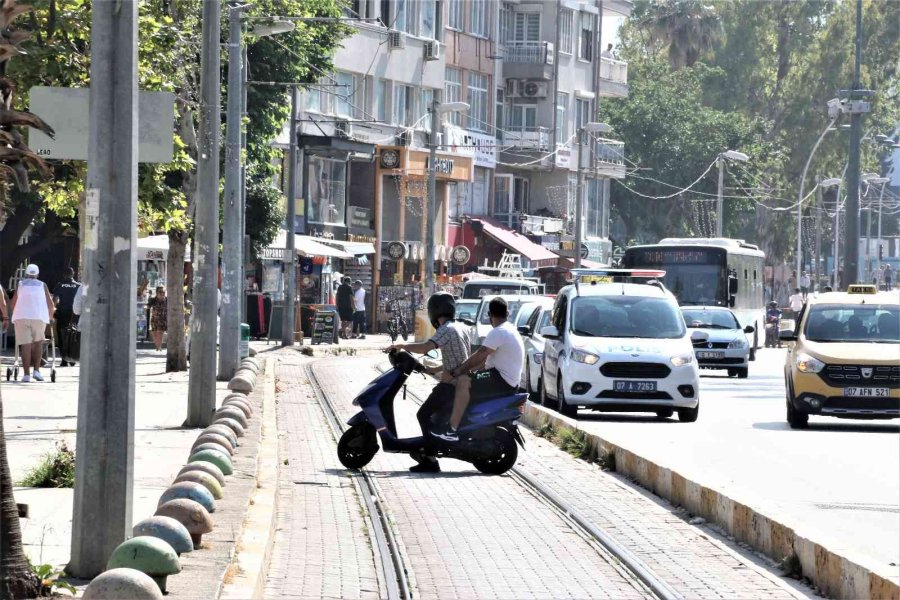 Antalya’da Tramvay Yolunu Ve Kaldırımı Kullanan Scooter Kullanıcılarına Şok Denetim