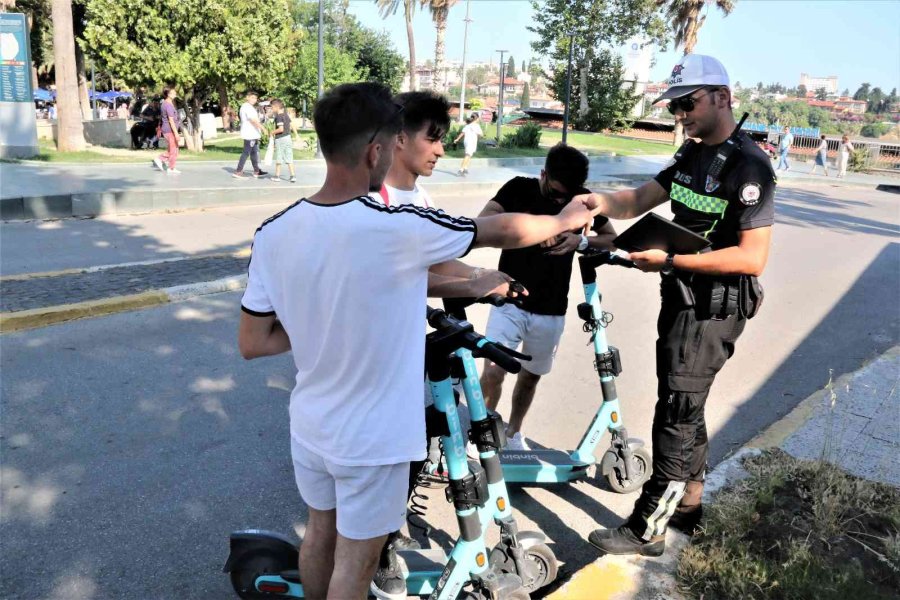 Antalya’da Tramvay Yolunu Ve Kaldırımı Kullanan Scooter Kullanıcılarına Şok Denetim