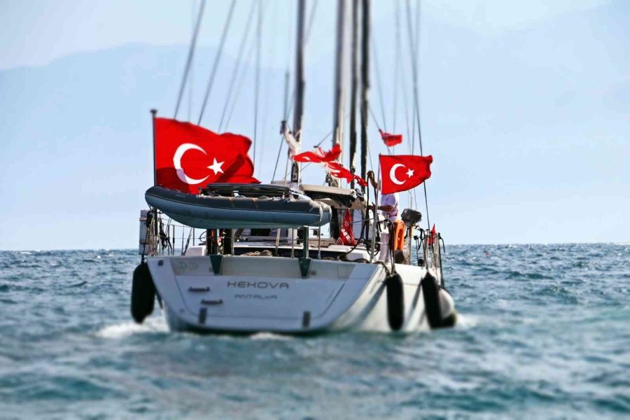 Terliklerini Karaya Bırakıp Tekneleriyle Dünya Turuna Çıktılar
