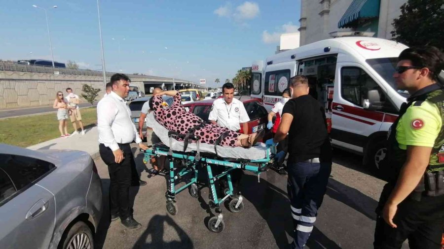 Hamile Kadının Kontrolünü Kaybettiği Araç Park Halindeki Araçlara Çarptı: 2 Yaralı