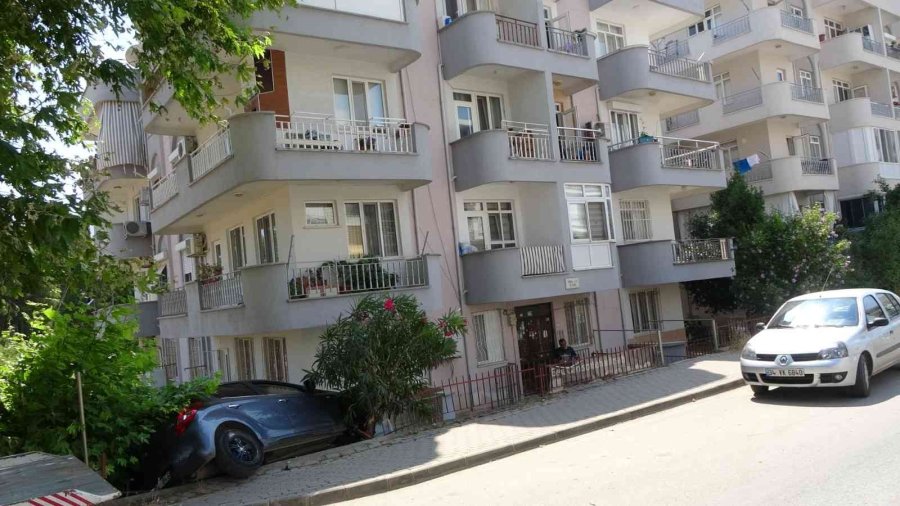 Antalya’da Otomobil Apartmanın Bahçesindeki Masanın Üzerine Uçtu: 1 Yaralı