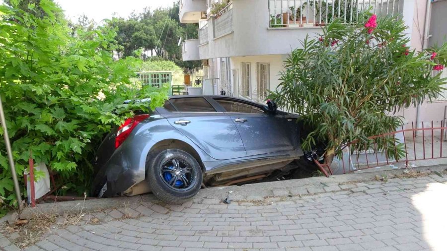 Antalya’da Otomobil Apartmanın Bahçesindeki Masanın Üzerine Uçtu: 1 Yaralı
