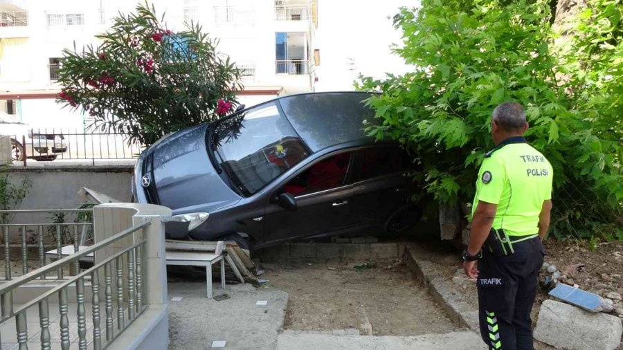 Antalya’da Otomobil Apartmanın Bahçesindeki Masanın Üzerine Uçtu: 1 Yaralı