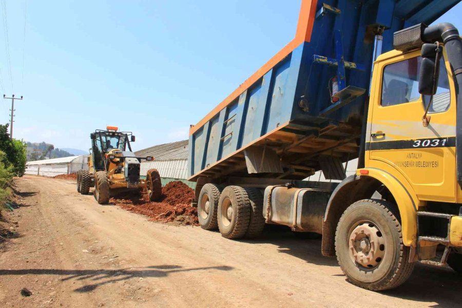 Kumluca’da Bozulan Yollarda Asfalt Hazırlığı