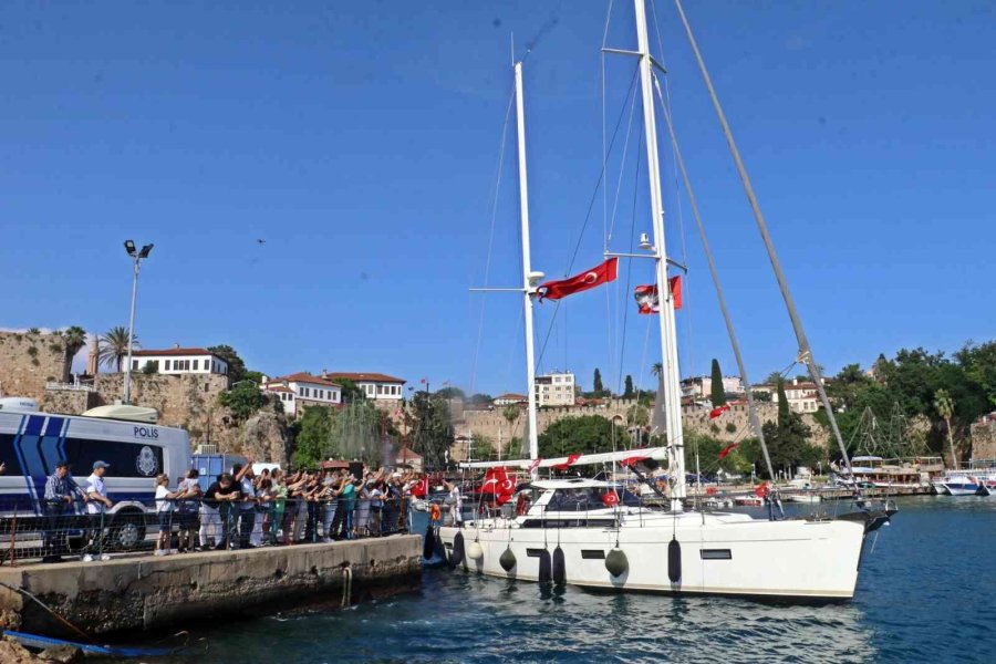 Terliklerini Karaya Bırakıp Tekneleriyle Dünya Turuna Çıktılar