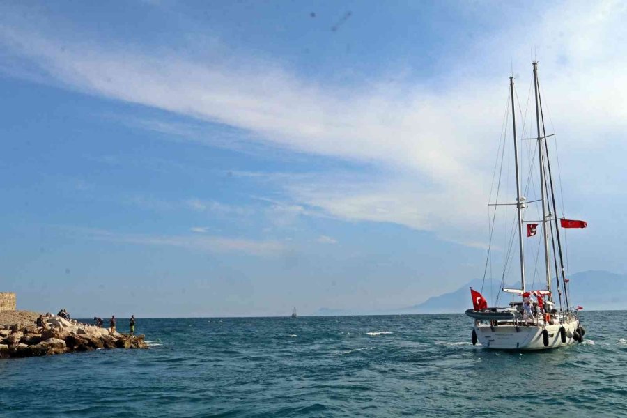 Terliklerini Karaya Bırakıp Tekneleriyle Dünya Turuna Çıktılar