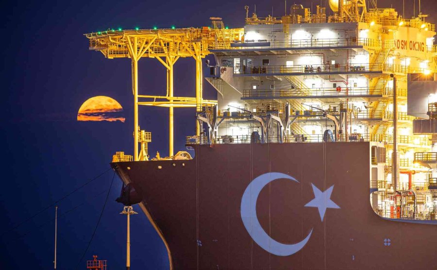 ’abdülhamid Han’ Gemisinin Süper Ay’la Muhteşem Görüntüsü