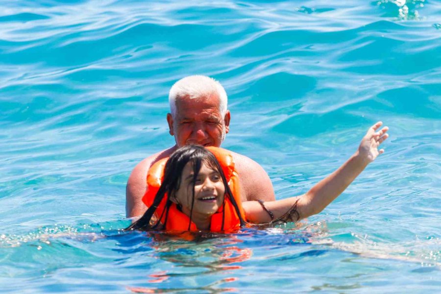 Gök Gürültülü Sağanak Beklenen Antalya’da, Güneşi Gören Sahile Koştu