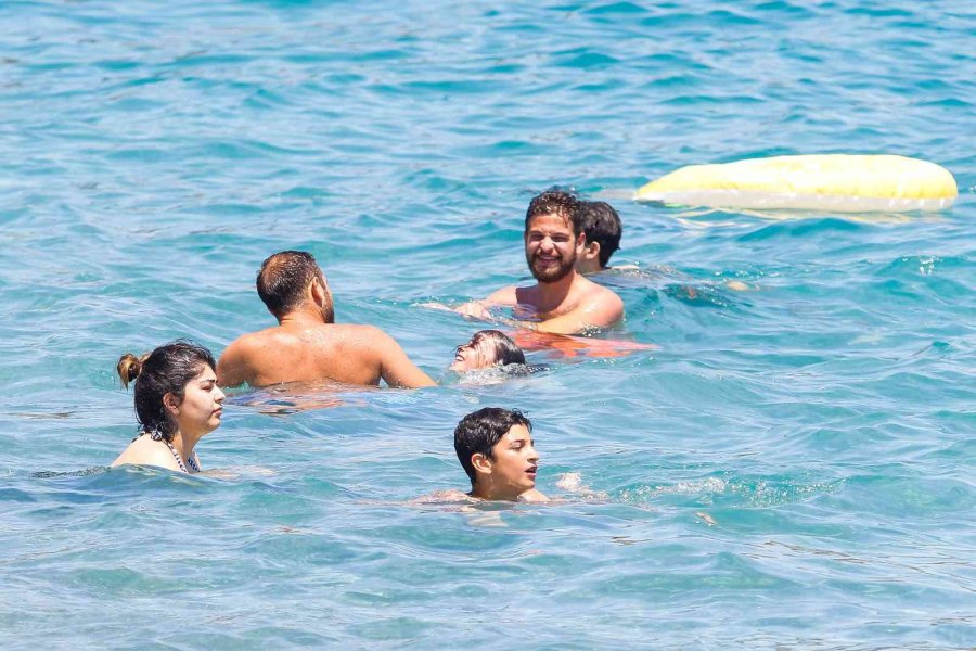 Gök Gürültülü Sağanak Beklenen Antalya’da, Güneşi Gören Sahile Koştu