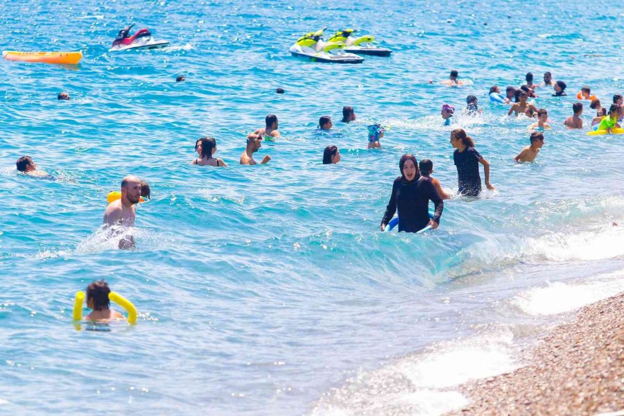 Gök Gürültülü Sağanak Beklenen Antalya’da, Güneşi Gören Sahile Koştu