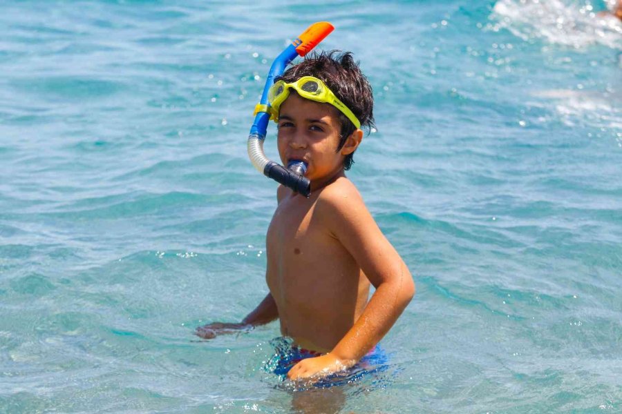 Gök Gürültülü Sağanak Beklenen Antalya’da, Güneşi Gören Sahile Koştu