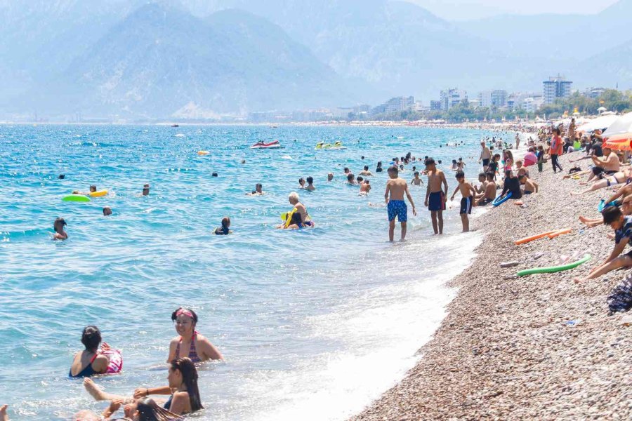 Gök Gürültülü Sağanak Beklenen Antalya’da, Güneşi Gören Sahile Koştu