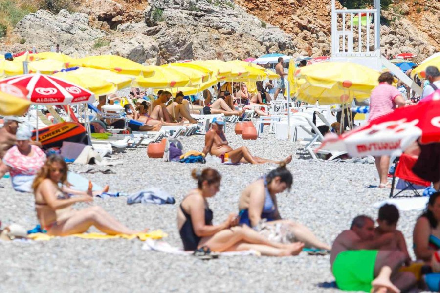 Gök Gürültülü Sağanak Beklenen Antalya’da, Güneşi Gören Sahile Koştu